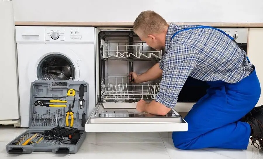 Çamlıdere Maytag servisi teknisyen ekibi beyaz eşya tamiri yaparken